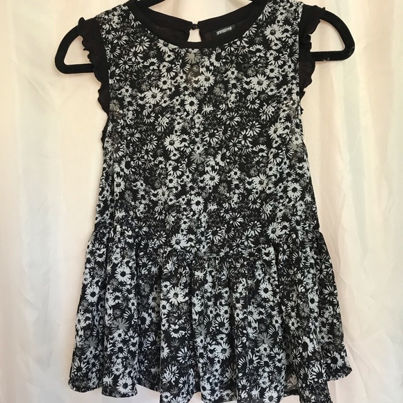 Black and white floral top ,super cute! - Picture 1 of 5